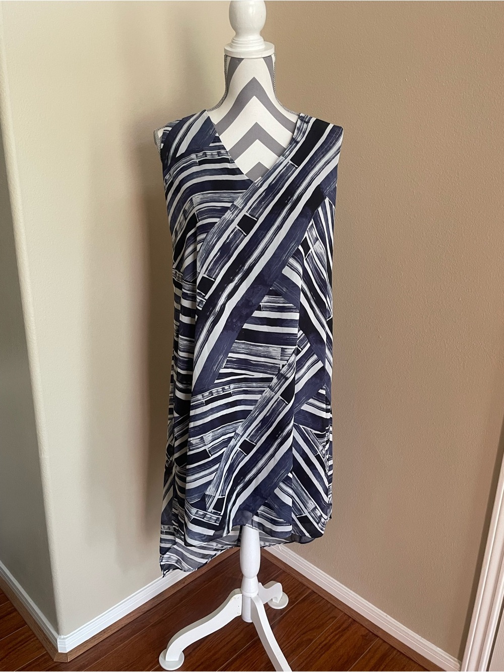 Dana Buchman Navy and White Asymmetrical Sleeveless Dress - Size: 16